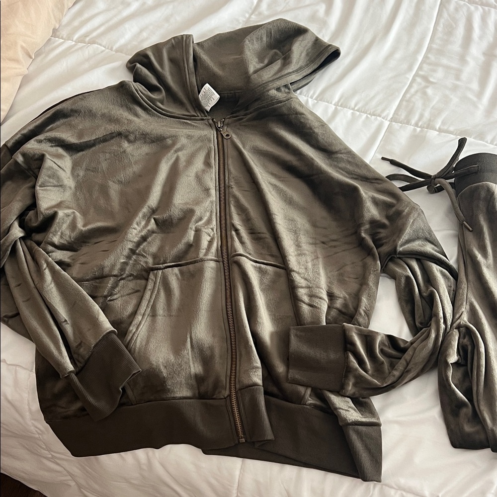 Felina velour track suit size 2X. (Fits like 1x) Olive green . Gold accents.
